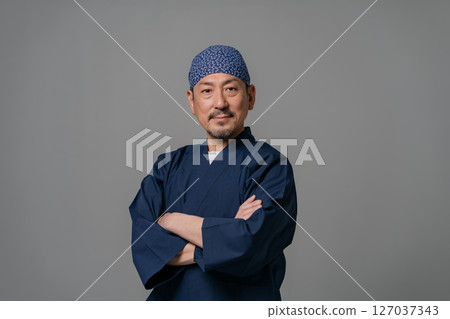 一名身穿工作制服的男子的肖像 127037343