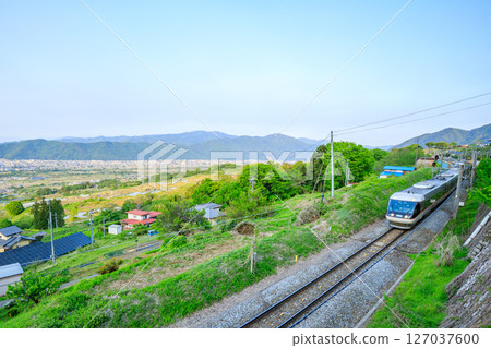 長野縣千曲市初夏的娘舍站和信濃特快列車的景色 長野縣千曲市初夏的娘舍站和信濃特快列車的景色 127037600