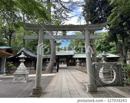 這是東京都杉並區荻窪八幡宮正門前的鳥居和燈籠。 這是東京都杉並區荻窪八幡宮正門前的鳥居和燈籠。 127038263