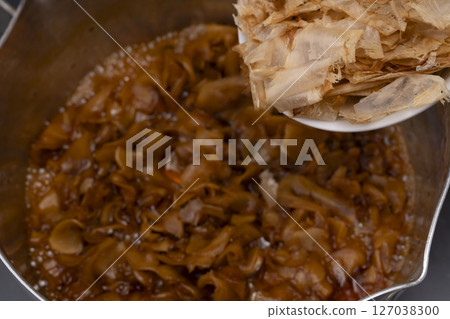 The process of making ginger tsukudani 127038300