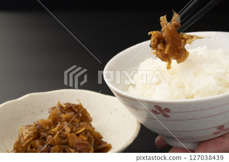 將薑汁佃煮放在剛煮好的米上 將薑汁佃煮放在剛煮好的米上 127038439