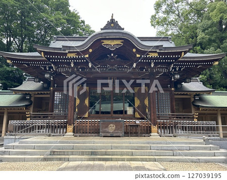 這是位於東京都杉併區的荻窪八幡宮的拜殿。 這是位於東京都杉併區的荻窪八幡宮的拜殿。 127039195