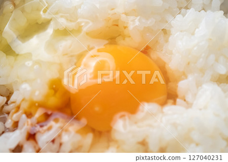 將醬油倒入生雞蛋米飯上的圖片(庫存照片) 將醬油倒入生雞蛋米飯上的圖片(庫存照片) 127040231