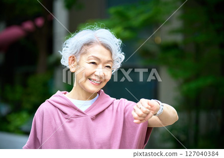 Gray-haired active senior jogging 127040384