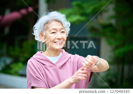 Gray-haired active senior jogging 127040385