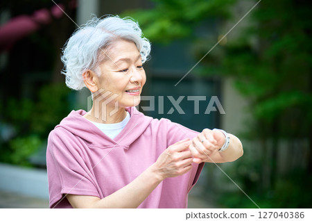 Gray-haired active senior jogging 127040386