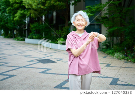Gray-haired active senior jogging Gray-haired active senior jogging 127040388