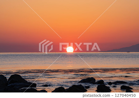 [Sunrise Material] Sunrise seen from Amaharashi Beach in Toyama Prefecture [Toyama Prefecture] 127040450