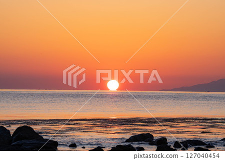[日出素材] 從富山郡雨晴海灘看到的日出 [富山郡] 127040454