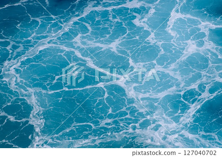海面上的藍色波浪紋（鹿兒島縣和泊町） 127040702