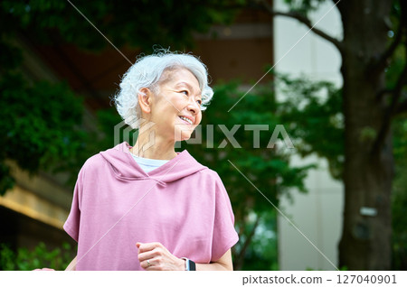 白髮慢跑的活躍老人 127040901
