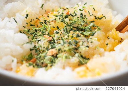 生蛋拌飯和拌飯香鬆的圖片（庫存照片） 127041024