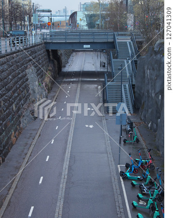 芬蘭，五月清晨，赫爾辛基市，自行車和人行道 127041309