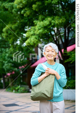拿著購物袋的快樂的資深婦女 127041575