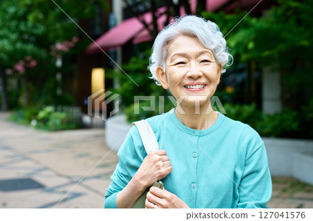 拿著購物袋的快樂的資深婦女 127041576
