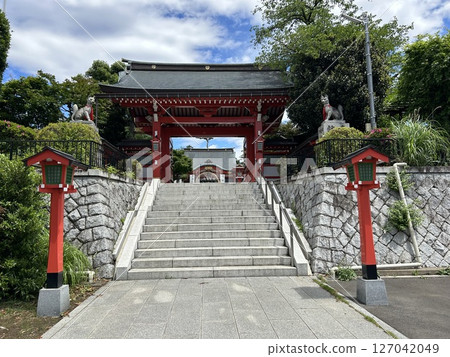 這是位於東京都西東京市的東伏見稻荷大社的大鳥居後方的石階上方的社門。 127042049
