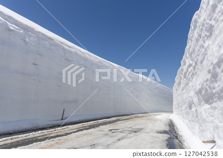 The contrast between the snow valley and the blue sky in Mt. Tateyama, and the 16-meter snow wall The contrast between the snow valley and the blue sky in Mt. Tateyama, and the 16-meter snow wall 127042538
