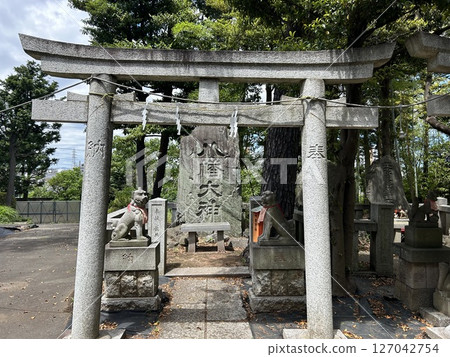 These are the Hachiman deity and lion dogs at the back of Higashifushimi Inari Shrine, a shrine in Nishitokyo City, Tokyo. 127042754