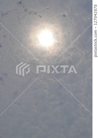 多雲的天空，雲間的陽光 127042878