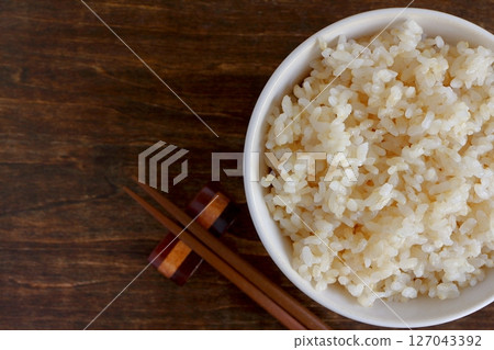 糙米盛在桌子背景的白色碗裡,從上方看 糙米盛在桌子背景的白色碗裡,從上方看 127043392