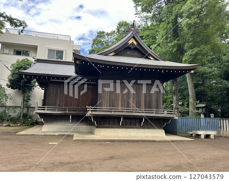這是位於東京都杉併區的荻窪八幡神社的神樂堂。 這是位於東京都杉併區的荻窪八幡神社的神樂堂。 127043579