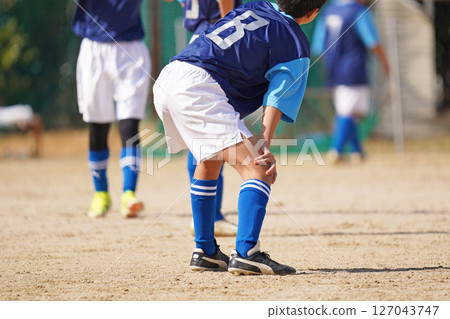 Youth soccer match (players waiting for kickoff) 127043747