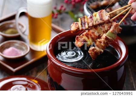 炭烤烤雞肉串沾著醬汁的逼真照片 炭烤烤雞肉串沾著醬汁的逼真照片 127043991