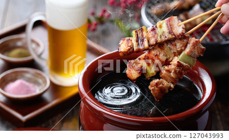 炭烤烤雞肉串沾著醬汁的逼真照片 127043993