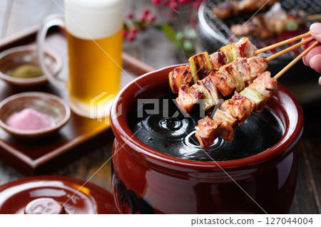 日式烤雞肉串，熱騰騰，浸入秘密醬汁鍋中 127044004