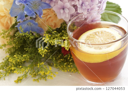 Lemon tea and hydrangea Lemon tea and hydrangea 127044053