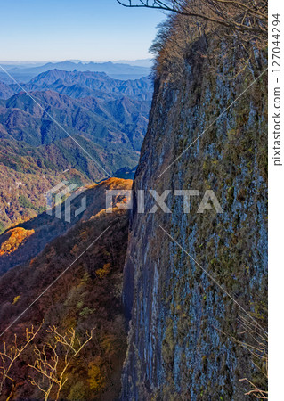 The cliffs of Tonoiwa in Western Joshu and the mountain ranges in the direction of Mt. Myogi with autumn leaves 127044294