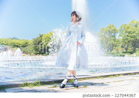 噴泉前的洛麗塔風格女子 噴泉前的洛麗塔風格女子 127044367