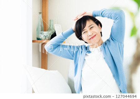 中年婦女在客廳休息 127044694