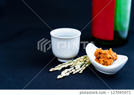 米飯的恩惠 用酒杯品酒，佐以味噌作為下酒菜 [日本酒文化] 127045071