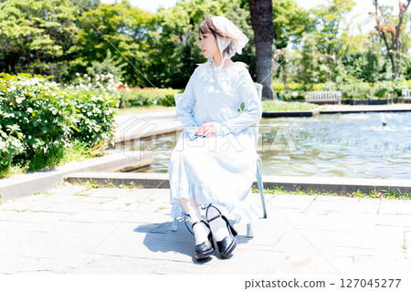 噴泉前的洛麗塔風格女子 127045277