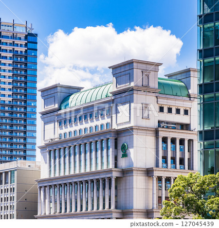 WINS Shiodome is an off-track betting facility (WINS) operated by the Japan Racing Association (JRA). 127045439