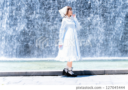 一位身著古典洛麗塔服裝的女性站在瀑布前 一位身著古典洛麗塔服裝的女性站在瀑布前 127045444