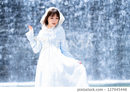 一位身著古典洛麗塔服裝的女性站在瀑布前 一位身著古典洛麗塔服裝的女性站在瀑布前 127045446