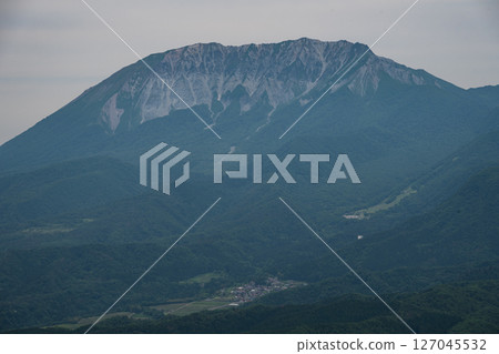 Beautiful early summer scenery of Mt. Sanpei, which straddles Okayama and Tottori prefectures in Japan Beautiful early summer scenery of Mt. Sanpei, which straddles Okayama and Tottori prefectures in Japan 127045532