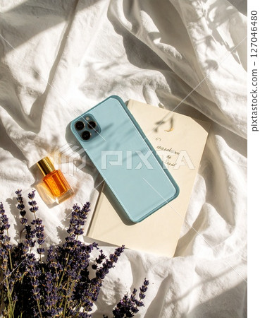 智慧型手機和筆記型電腦時尚的在家辦公圖像背景材料 127046480