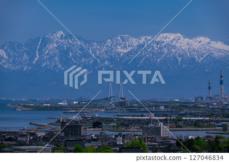 從高橋的見晴寺眺望氣多森林中的新湊橋和立山山脈 127046834