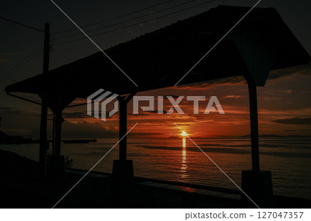 標題(日語)日落前,戲劇性的天空籠罩著下灘車站台 標題(英語)戲劇性 標題(日語)日落前,戲劇性的天空籠罩著下灘車站台 標題(英語)戲劇性 127047357