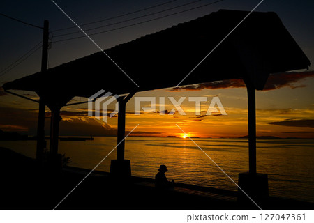 Title (Japanese) A child gazing at the sunset and the quiet time at Shimonada Station Title (English) Child Gazin 127047361