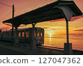 標題（日文）沐浴在夕陽的本地火車，光線沉入海中 標題（英文）本地火車 127047362