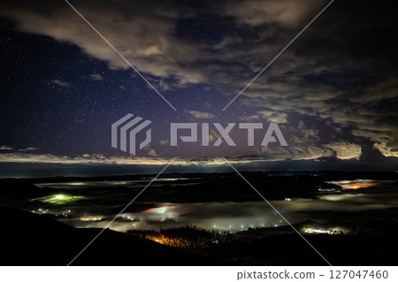 星空與雲海交織的夢幻風景 127047460