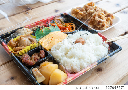 在日本鹿兒島縣德之島的超市購買的非常美味的便當盒。 在日本鹿兒島縣德之島的超市購買的非常美味的便當盒。 127047571