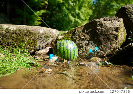 用溪水冰鎮西瓜和波波汽水 127047856