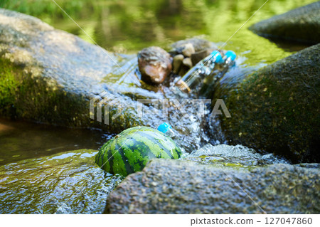 用溪水冰鎮西瓜和波波汽水 用溪水冰鎮西瓜和波波汽水 127047860