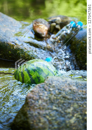 用溪水冰鎮西瓜和波波汽水 127047861