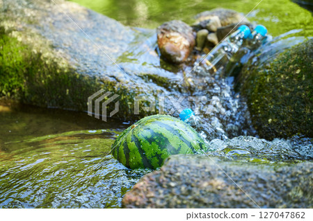 用溪水冰鎮西瓜和波波汽水 用溪水冰鎮西瓜和波波汽水 127047862